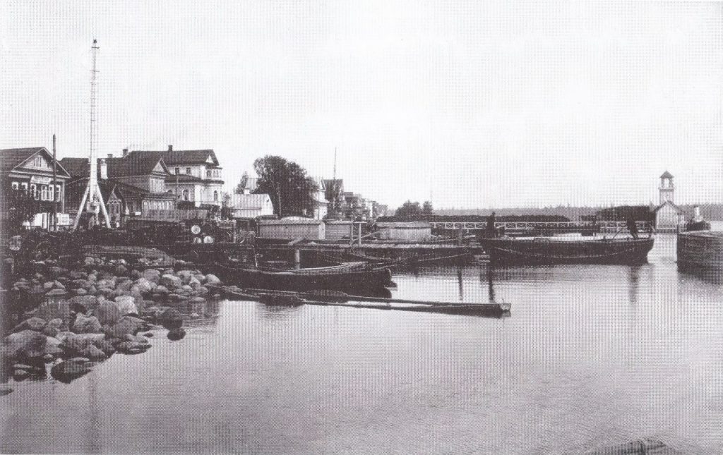 После 1904 г. Более поздний снимок того же места - рядом со створным знаком появился телеграфный столб, у трактира появилось название.
