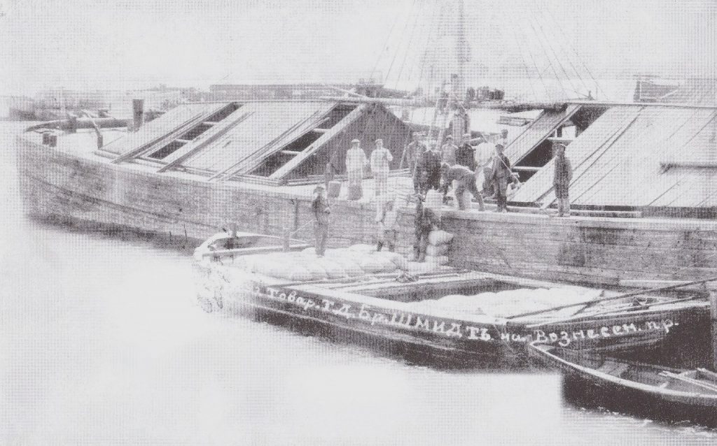 До 1904 г. Перегрузка товаров (очевидно - хлеба) на Вознесенской пристани.
