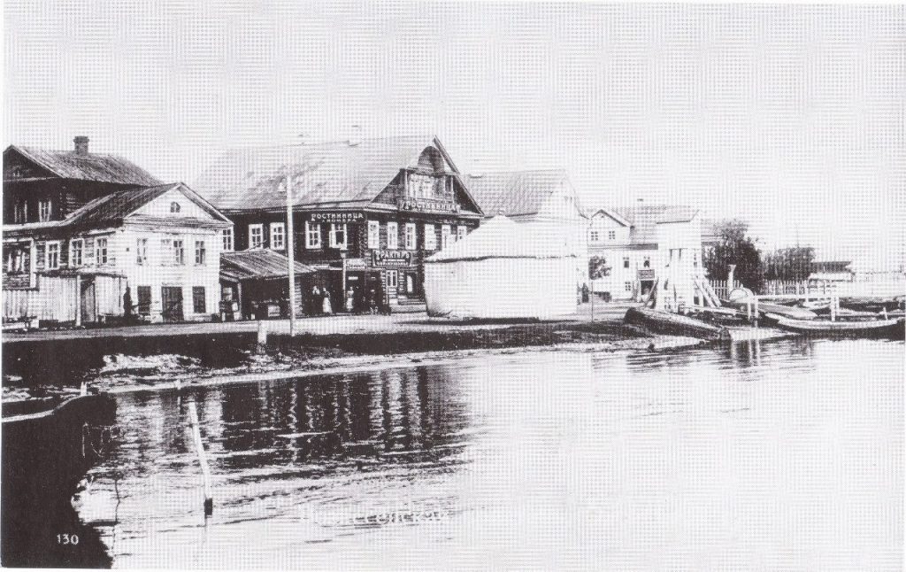 После 1904 г. Гостиница для приезжающих с трактиром на набережной. Через дин дом дальше по набережной - булочная.