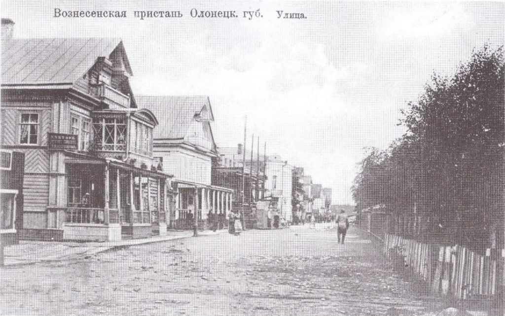 После 1904 г. Купеческая линия. Светлое строение в центре - дом И.А. Миронкова. Угловое здание на переднем плане - контора цепного пароходства.