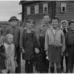 Vepsäläisiä lapsia kameran edessä Himjoen kylässä. Himjoki 1942.08.21