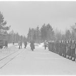Juna on saapunut radan toiseen päätepisteeseen, Kallion asemalle, Äänisen rannalle. Kunniakomppania ilmoitetaan kenraaliluutnantti Oeschille. Kallion asema 1944.02.19