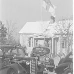 Kallion asematalo, edustalla Aun.R:n V/AK:n ja 7D:n komentajien autot. Kallion asema 1944.02.19