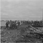 Miehet kuljettavat tavaraa lauttoihin ylivietäväksi. Voznesenja 1941.10.08