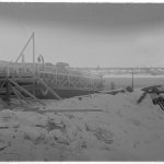 Bredvid bron har man för alla eventualiteters skull byggt en färja. Voznesenja 1942.03.05