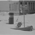 En leksaksbåt på gårdsplanen. Voznesenja 1942.04.06